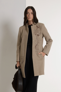 Tapado braque bordado - Detalle que enamora