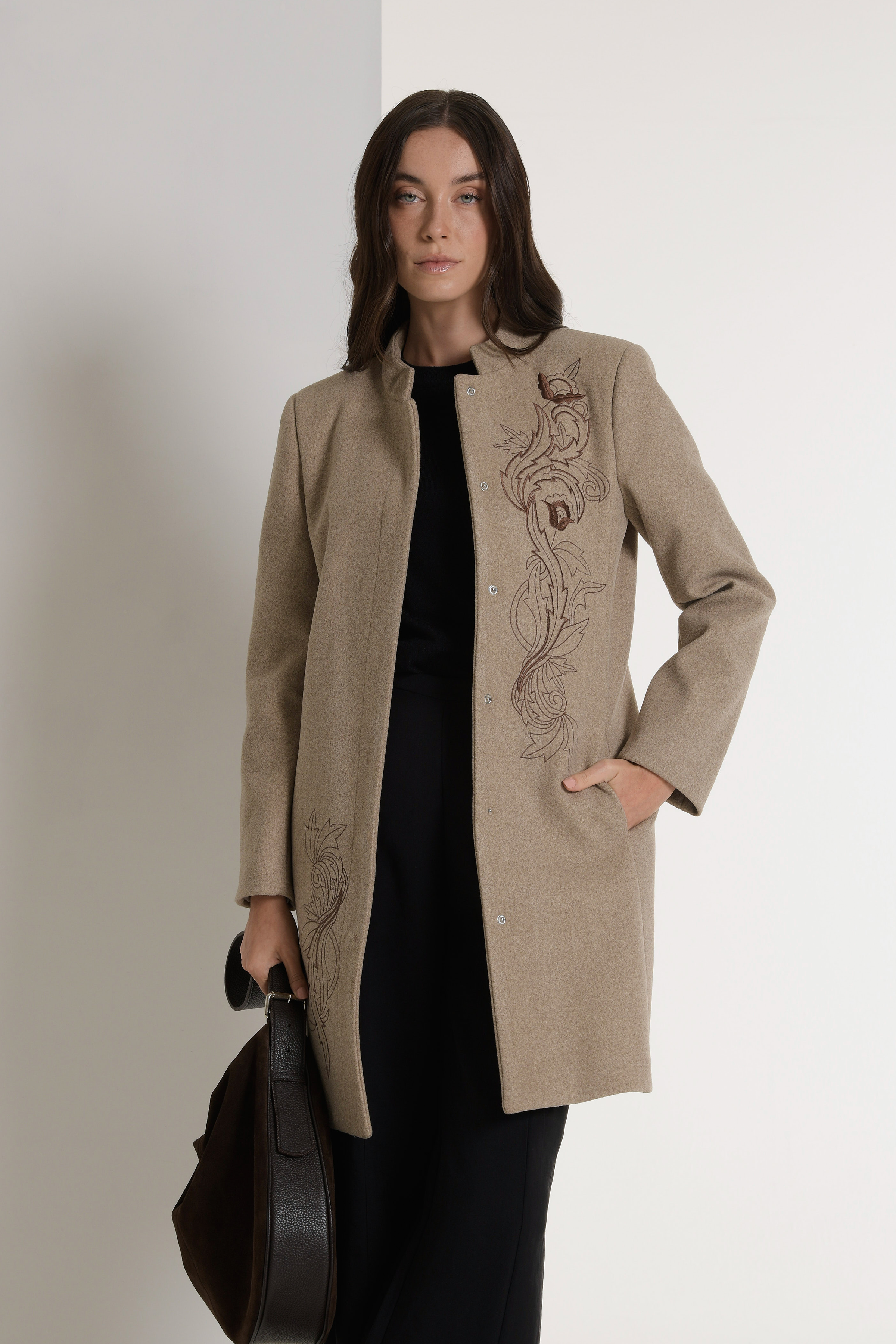 Tapado braque bordado - Detalle que enamora