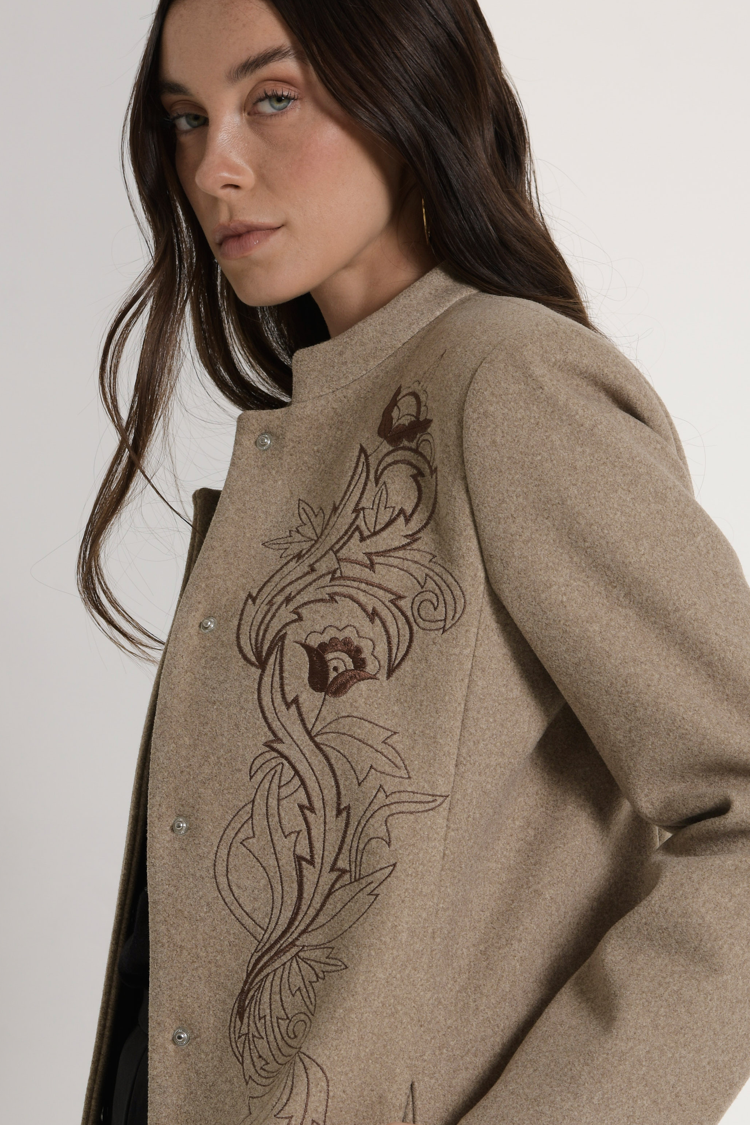 Tapado braque bordado - Detalle que enamora